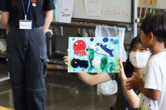 子どもと本学スタッフの作品発表の様子1