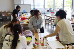 学生スタッフが参加者の声に耳を傾ける様子