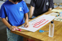 子どもが絵本を制作する様子1