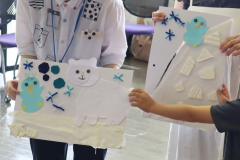 ふたつの作品を繋げながら発表をする子どもの様子