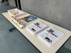 会場ホワイエにおける舩戸ゼミおよび学生団体「引佐耕作隊」についてのパンフレット配布