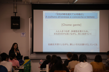 講話をする非常勤講師の柳澤先生