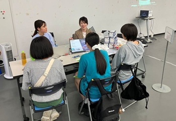 企業ブースで担当者から熱心に話を聞いている学生の様子