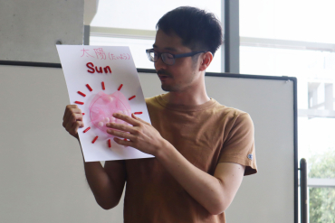 参加者が太陽をテーマにしたユニバーサルデザイン絵本を紹介する様子