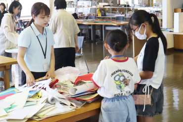 子どもが絵本の材料を選ぶ様子