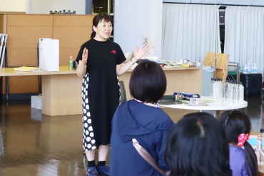本学の小浜朋子教授の説明