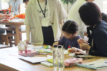 学生スタッフが参加者の制作を見守る様子