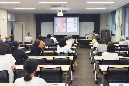 本学の薮田淳子講師が講義中の会場全体の様子