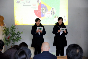 移民劇の演者の様子