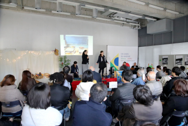 移民劇を観る観客の様子