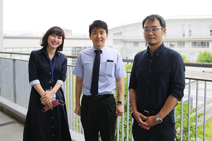 田村さん、」と安達さん、田中准教授の写真