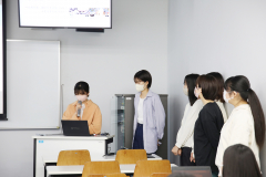 プレゼンテーションを行う学生たちの様子