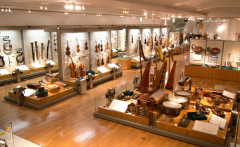さまざまな世界の楽器が展示されている浜松市楽器博物館館内の画像