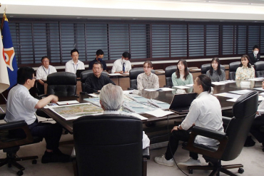 静岡県知事にプレゼンテーションを行う様子