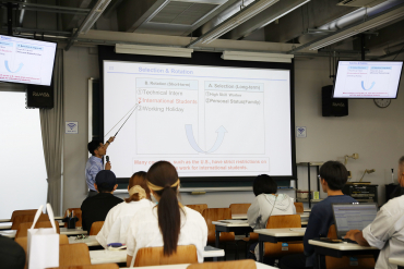 国際交流・多文化共生ワークショップで佐伯准教授が講義を行う様子