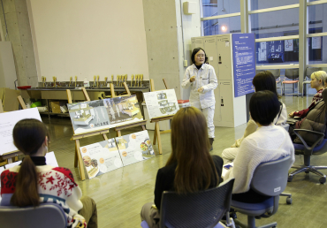 トクラス社員に向けたプレゼンテーションをおこなう学生