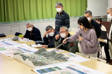 プレゼンテーションにて学生が模型を指し示して説明をする様子