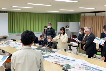 プレゼンテーションにて学生が説明をする様子