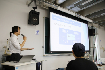 「やさしい日本語」を説明する森さん