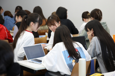 演習課題に取り組む学生たち