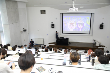 「広報・広告論」金融教育をテーマにした講義の様子