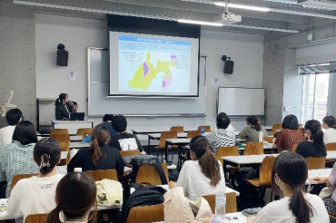 地域福祉論の講義を受ける学生たち