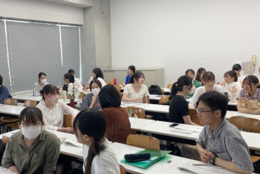 ぐグループディスカッションをする学生たち