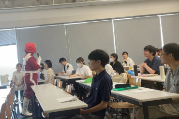 学生に向けて講義をするシブレッド