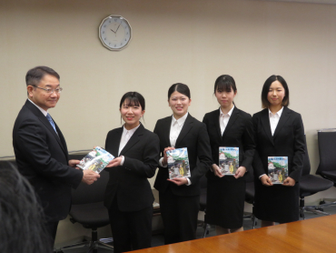 中野市長と集合写真に写る学生達