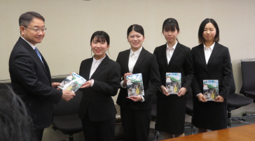 中野市長に『天竜くんまの昔ばなし』を手渡す学生たち
