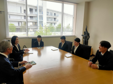 学長に報告する学生達
