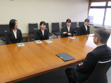 中野市長に説明をする学生達