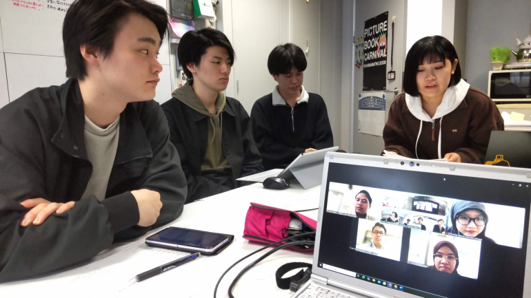領域専門演習（プロダクト）のアイルランガ大学とのオンラインセッションの様子