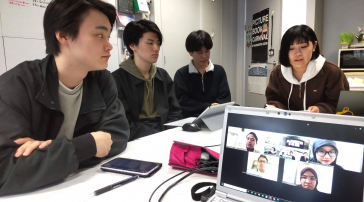 アイルランガ大学の学生たちにオンラインでインタビューする学生たち