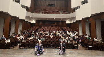 講堂での集合写真