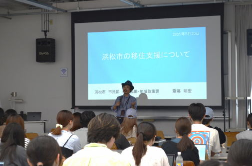 地域連携演習「遠鉄ツアープロジェクト」講義中の中川准教授