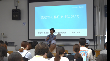 地域連携演習「遠鉄ツアープロジェクト」の講義中の中川准教授