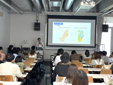 地域連携演習「遠鉄ツアープロジェクト」浜松移住センター担当者による講義の様子