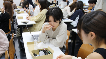精油の香りを確かめる学生