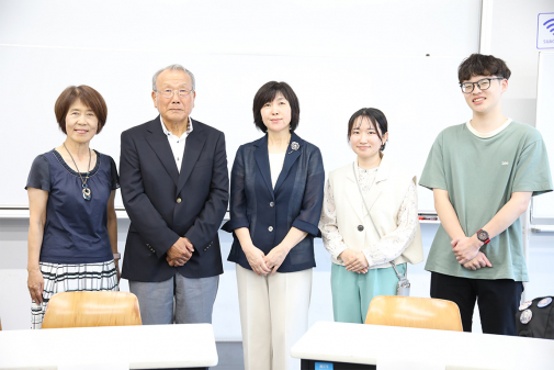 パネリストたちの集合写真