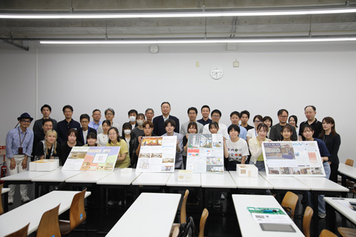 プレゼンテーション参加者の集合写真
