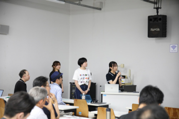 学生によるプレゼンテーションの様子の画像