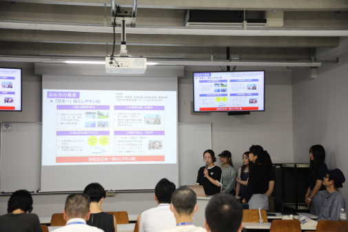 学生によるプレゼンテーションの様子の画像