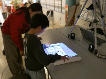 静岡科学館の展示を体験する子どもの様子