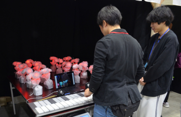 作品の説明を受ける来場者の様子