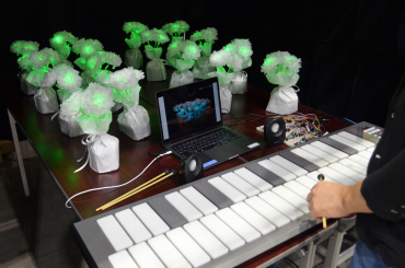 電子マリンバの演奏に合わせて発光する作品