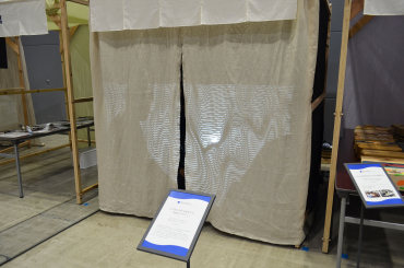 布をかけて光を投影しているブースの様子