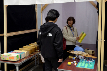 作品の説明をする教員