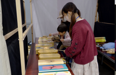 作品で遊ぶ子供の様子