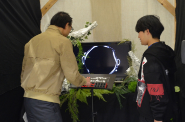 作品の説明を受けている来場者の様子